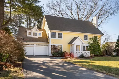 17 Braintree Dr, West Hartford, CT 06117
