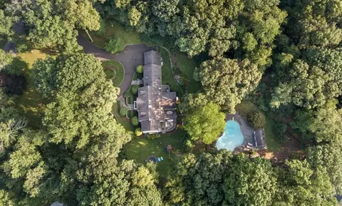 67 Stonehenge Dr, New Canaan, CT 06840