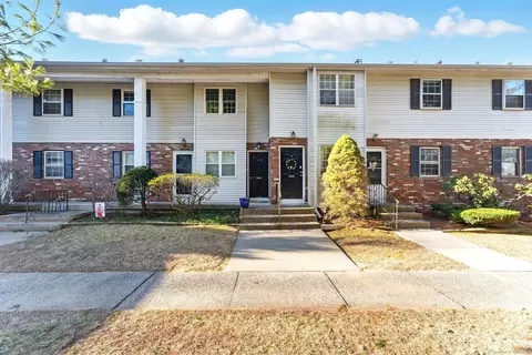 8 Georgetown Dr #I, Enfield, CT 06082