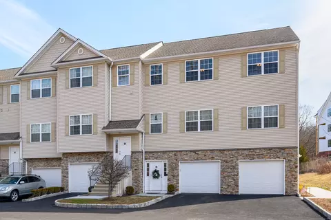 42 Riverview Ct #42, Brookfield, CT 06804