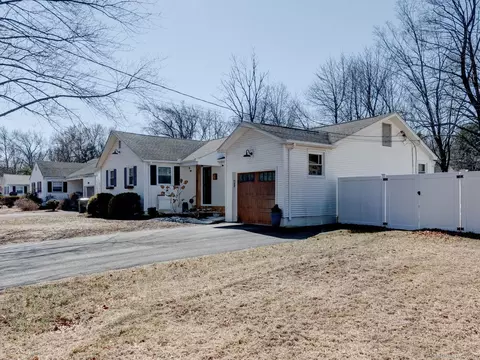 17 Fox Meadow Ln, West Hartford, CT 06107