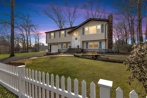 76 Oakwood Rd, Niantic, CT 06357