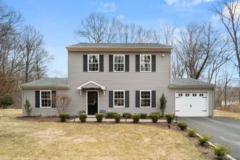 9 Arrowhead Ln, Sandy Hook, CT 06482