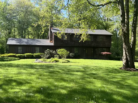 10 Tanglewood Dr, Danbury, CT 06811
