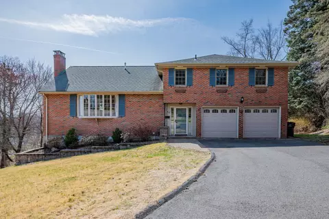 15 Finger Ln, West Hartford, CT 06107