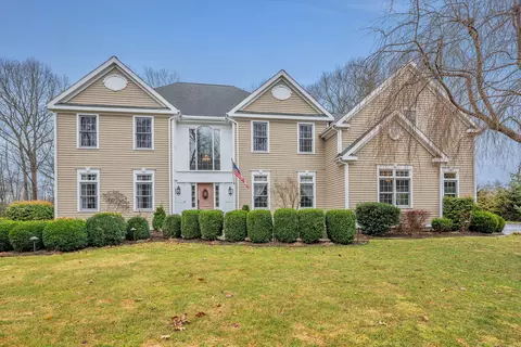 45 E Farm Rd, Middlebury, CT 06762