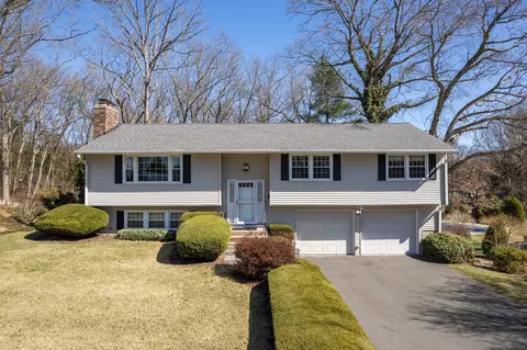 27 Kennedy Rd, Manchester, CT 06042