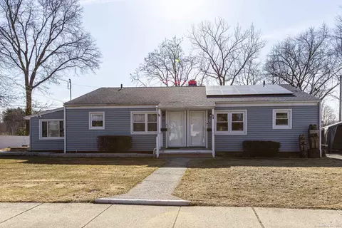 56 8th St, Newington, CT 06111