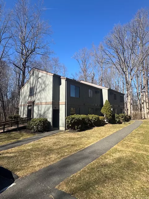 8 Tulip Tree Cir #61, Brookfield, CT 06804