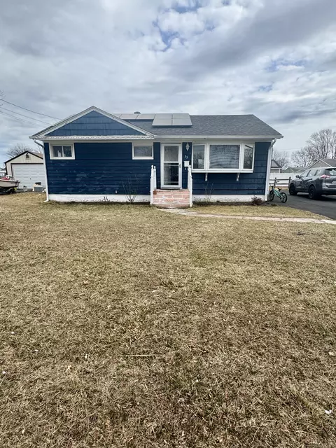 35 Fair Sailing Rd, West Haven, CT 06516