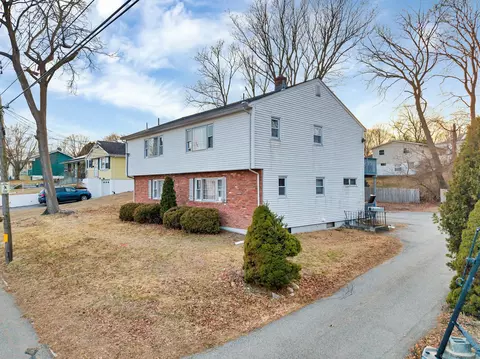 17 Dow St, New London, CT 06320