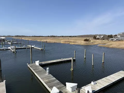 50-01 Riverside Dr, Clinton, CT 06413