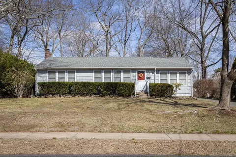 58 Country Ln, East Hartford, CT 06118