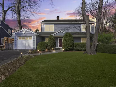 8 Saddle Rd, Norwalk, CT 06851
