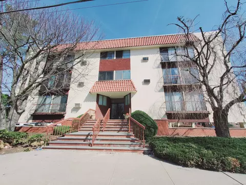 300 Seaside Ave #1E, Stamford, CT 06902