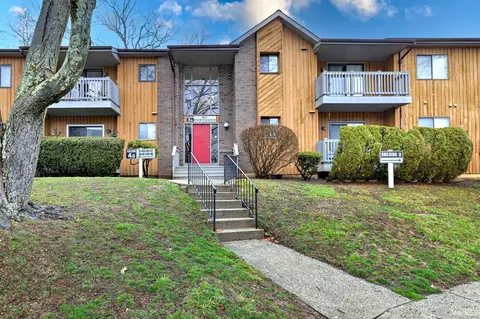 60 Riverview Dr #60, Bridgeport, CT 06606