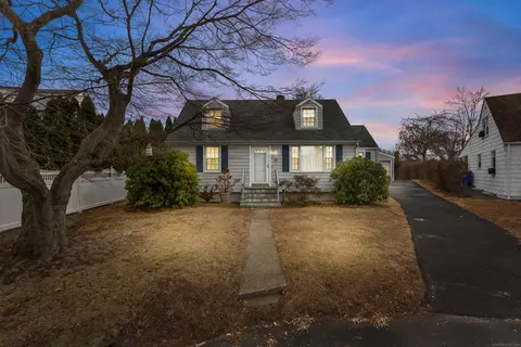 27 Reef Ct, Fairfield, CT 06824