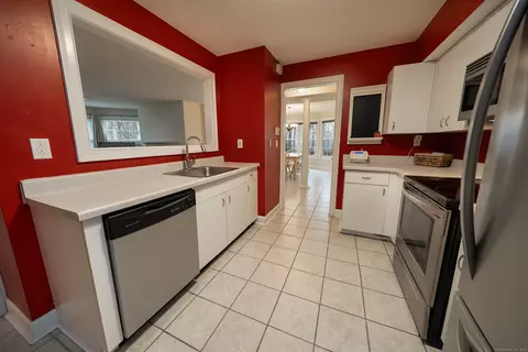 75 Redwood Dr #405, East Haven, CT 06513
