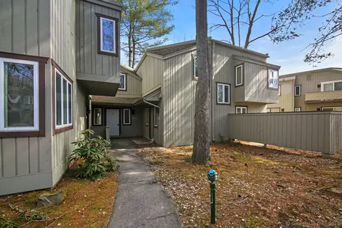 13 Byrne Ct #B, Farmington, CT 06032