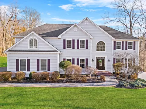 2 Bramble Trl, Newtown, CT 06470