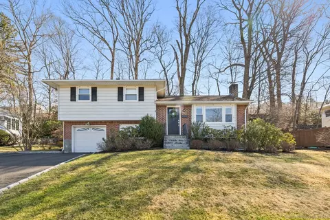 90 Wood Ridge Dr, Stamford, CT 06905
