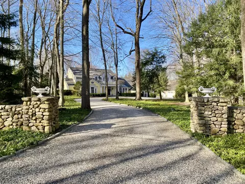12 Father Peters Ln, New Canaan, CT 06840