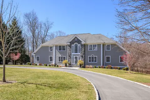4 Dover Cir, Newtown, CT 06470