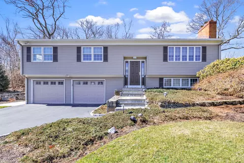 39 Poplar Dr, Shelton, CT 06484