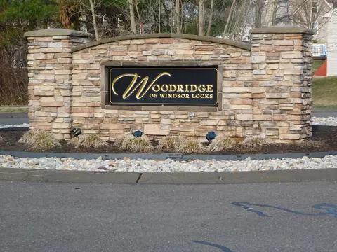 56 Woodridge Dr #56, Windsor Locks, CT 06096