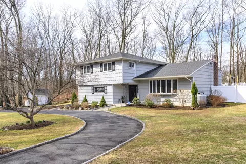 7 Red Oak Ln, Norwalk, CT 06850