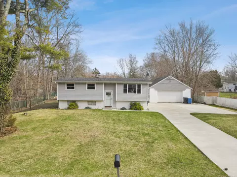 6 Cartridge Trl, Ledyard, CT 06339