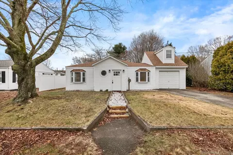 24 Woodlawn Ave, Waterford, CT 06385