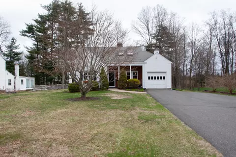 8 Woodruff Rd, West Hartford, CT 06107