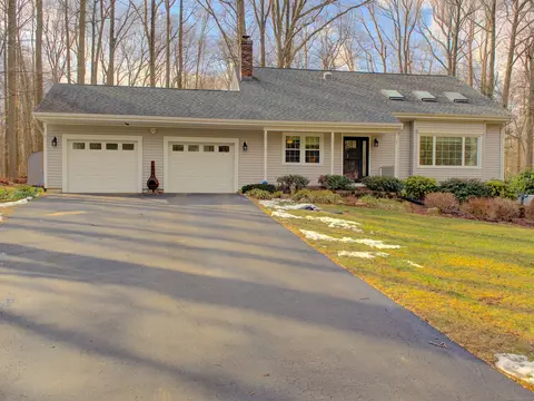 70 Pheasant Run Dr, Gales Ferry, CT 06335