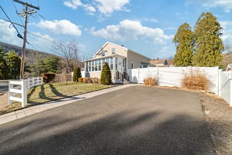 136 N Main St, Beacon Falls, CT 06403