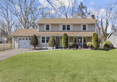 94 Three Lakes Dr, Stamford, CT 06902