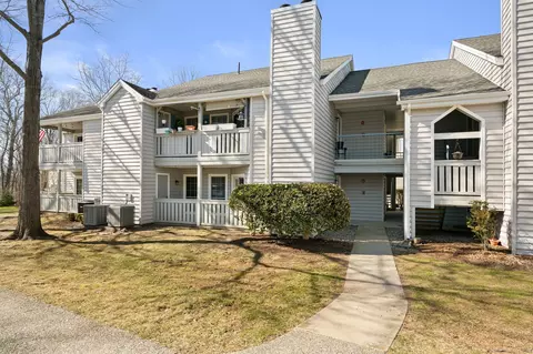 75 Crown Knoll Ct #101, Groton, CT 06340