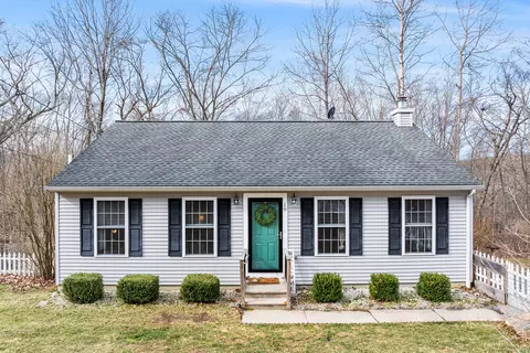 19 Platoz Dr, Uncasville, CT 06382