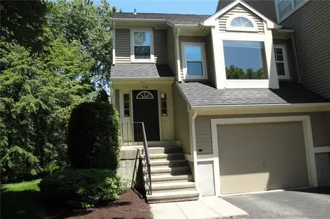 112 Paugusett Cir #112, Trumbull, CT 06611