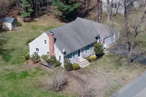 8 Lynwood Dr, Plantsville, CT 06479