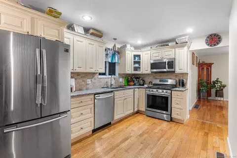 105 Kaechele Pl, Bridgeport, CT 06606