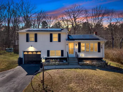 5 Royal Oaks Dr, Ledyard, CT 06339