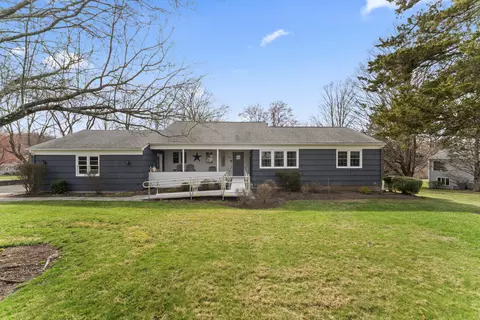 14 Taunton Ridge Rd, Newtown, CT 06470
