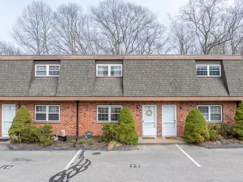 39 Ash Dr #17, Ledyard, CT 06335