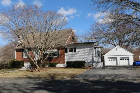 33 Pine St, Waterford, CT 06385