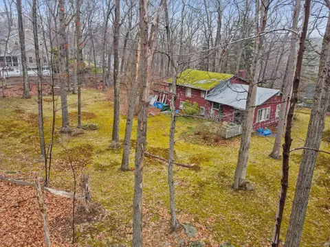 24 Wills Rd, Newtown, CT 06470