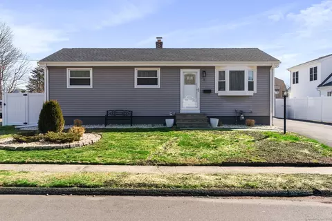 8 Hemingway St, Plainville, CT 06062