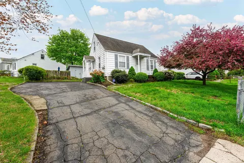 95 Vista Dr, East Haven, CT 06512