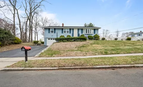 132 Cornflower Dr, Milford, CT 06460
