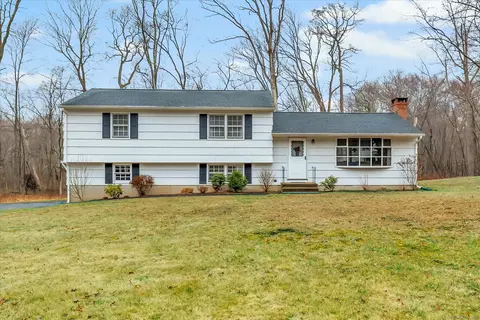 104 Maplewood Dr, Monroe, CT 06468